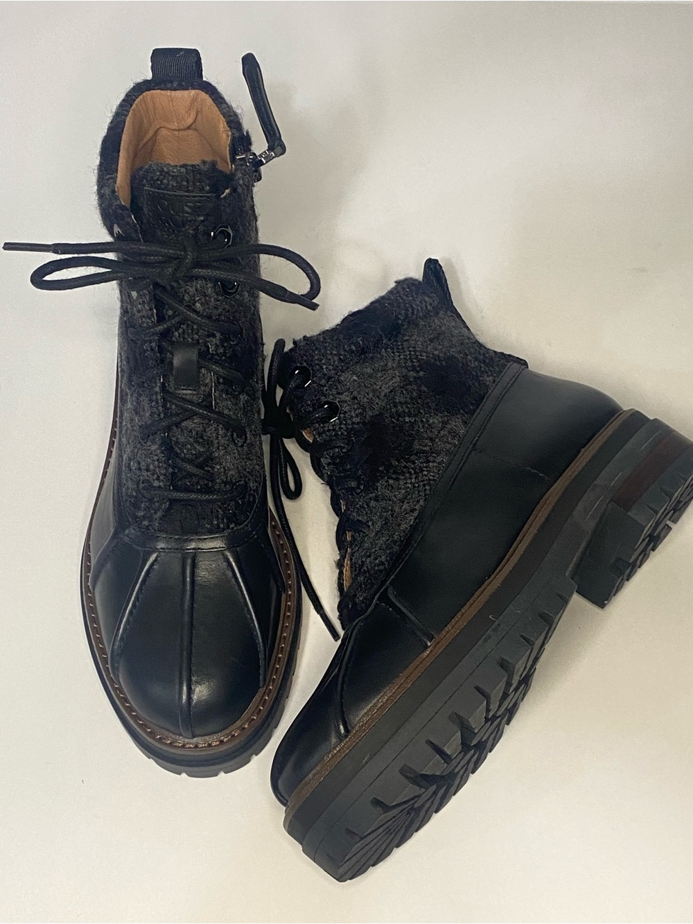 Louise et Cie Black tweed leatherDuck Boots Lace Up Lug Sole Ankle Boots Sz6 EUC